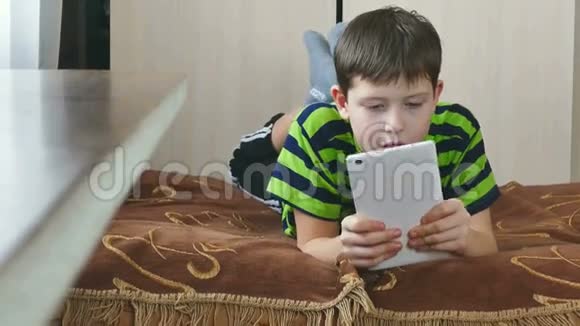 男孩在玩平板电脑游戏视频的预览图