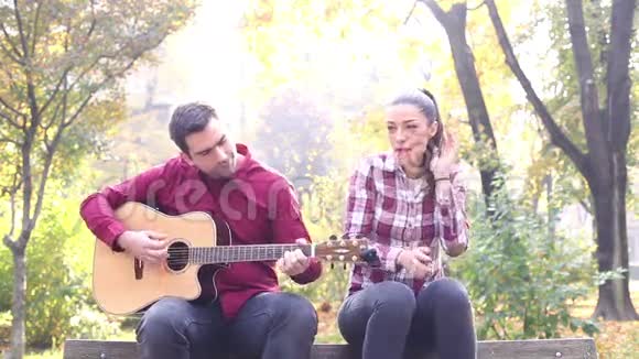 男人弹吉他女人唱歌视频的预览图