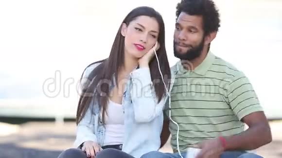 快乐的夫妻一起听音乐共用耳机视频的预览图