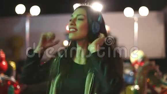美女戴着耳机随着音乐的节奏起舞视频的预览图