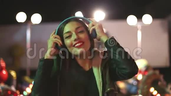 美女戴着耳机随着音乐的节奏起舞视频的预览图