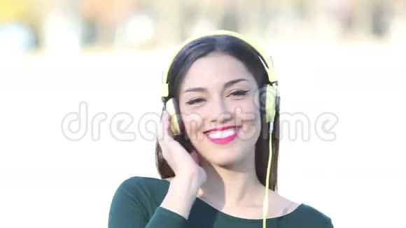 带着耳机听音乐的美女视频的预览图