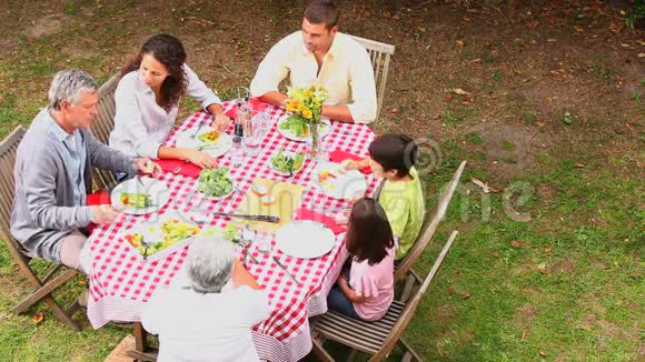 家人在户外吃饭视频的预览图