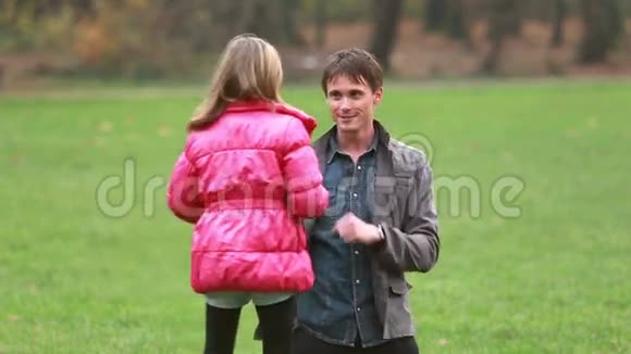 小爸爸和女儿在公园玩视频的预览图