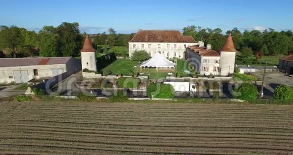 法国布尔贝城堡的鸟瞰图视频的预览图