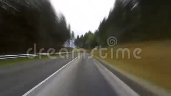 在山里的高速公路上行驶视频的预览图