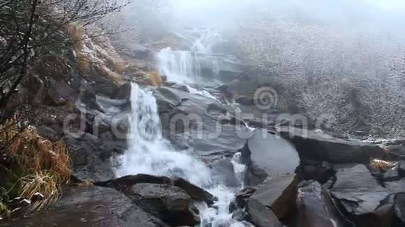 美丽的风景瀑布和河流流淌在群山中视频的预览图