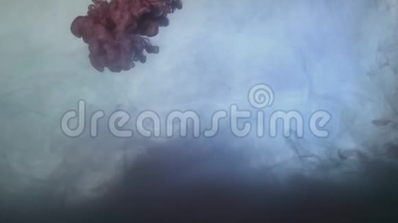 水中的红墨水水中红墨水的抽象背景视频的预览图