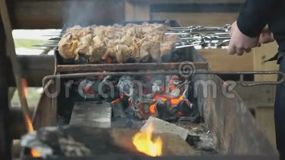 在烤架上的烤串上煮猪肉视频的预览图