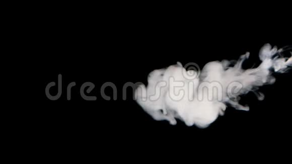 白色液体进入水黑色背景视频的预览图
