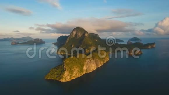 美丽的海湾鸟瞰图热带岛屿视频的预览图