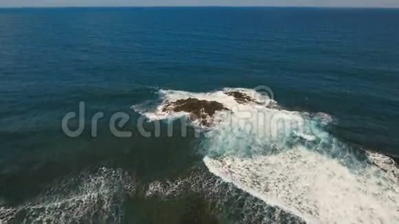 带有岩石和波浪的海景菲律宾卡坦杜内斯视频的预览图