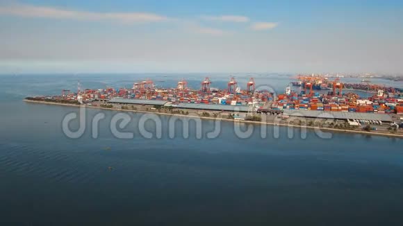 货运工业港鸟瞰图菲律宾马尼拉视频的预览图