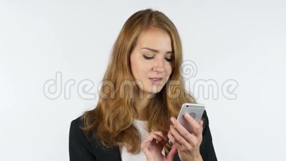女商人使用智能手机白色背景视频的预览图