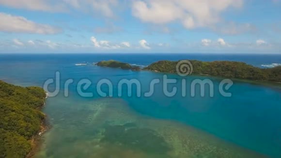 鸟瞰热带泻湖大海沙滩热带岛屿菲律宾卡坦杜内斯视频的预览图