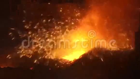 熔化金属的火花视频的预览图