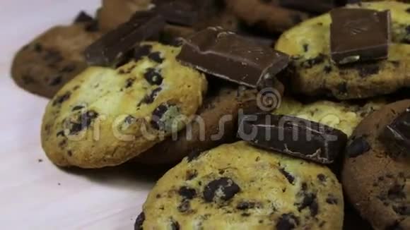 带巧克力和牛奶和黑巧克力的碎饼干视频的预览图