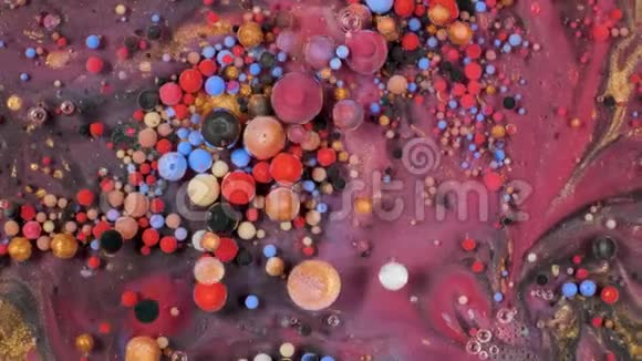 丙烯酸涂料在液体中有机地流动视频的预览图