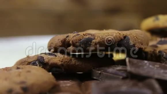 大量带有巧克力特写的蛋糕饼干牛奶和黑巧克力视频的预览图