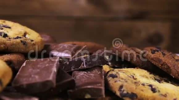 大量带有巧克力特写的蛋糕饼干牛奶和黑巧克力视频的预览图