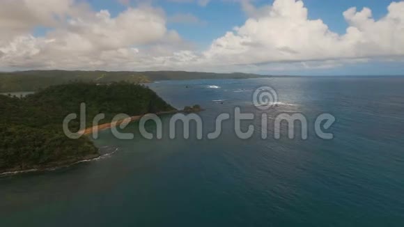 鸟瞰热带泻湖大海沙滩热带岛屿菲律宾卡坦杜内斯视频的预览图