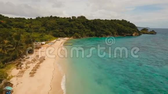 鸟瞰美丽的热带岛屿和沙滩菲律宾长滩岛视频的预览图