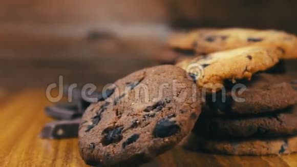 带巧克力和牛奶和黑巧克力的碎饼干视频的预览图