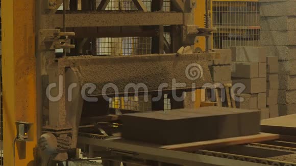 生产混凝土砌块和铺路石的工厂视频的预览图