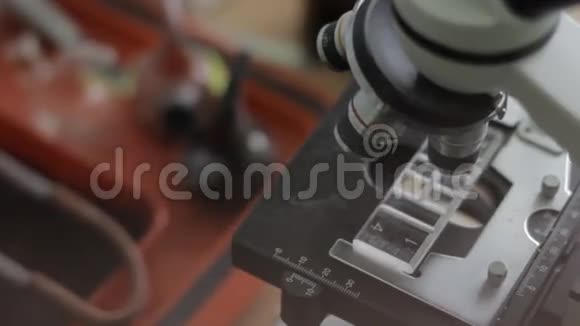 显微镜实验室分析视频的预览图