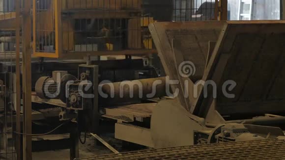 生产混凝土砌块和铺路石的工厂视频的预览图