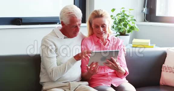 一对使用平板电脑的老夫妇视频的预览图