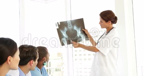 医疗队在会议期间讨论X光视频的预览图