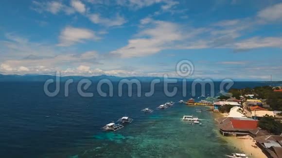鸟瞰热带岛屿美丽的海滩菲律宾宿务岛视频的预览图