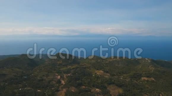 鸟瞰热带岛屿上美丽的海岸线菲律宾宿务岛视频的预览图