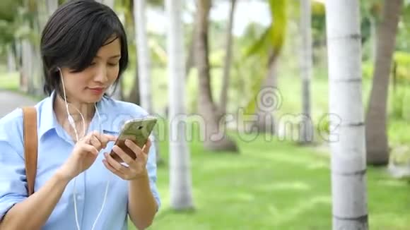 亚洲女人用智能手机视频的预览图