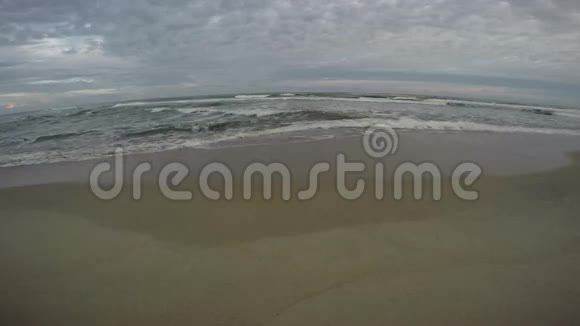 夏日的海洋景观沙滩上的海浪视频的预览图