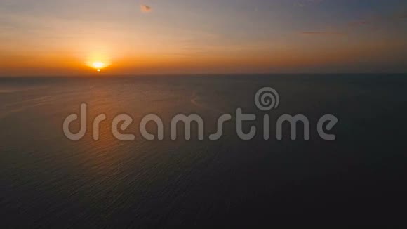 美丽的日落或海上日出鸟瞰菲律宾视频的预览图