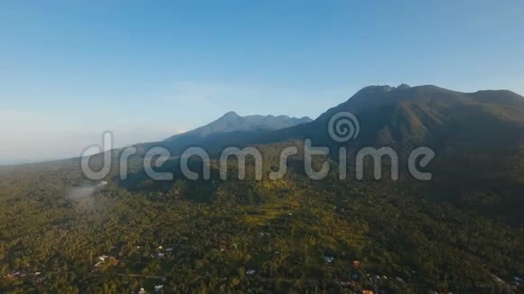 带热带森林的山脉菲律宾Camiguin岛视频的预览图
