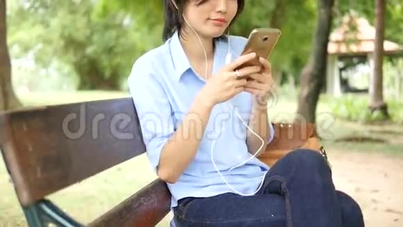 亚洲女人用智能手机视频的预览图