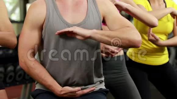 运动的男人和女人在锻炼视频的预览图