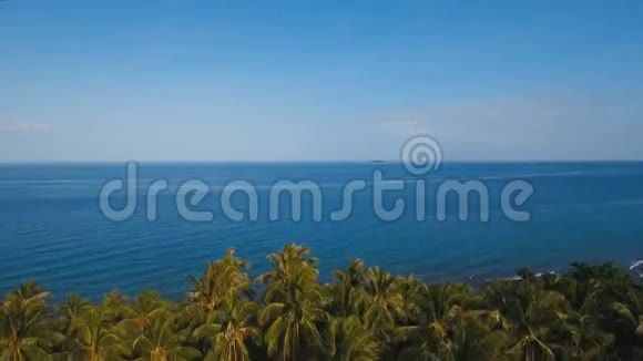 海景观搭配海和棕榈树鸟瞰菲律宾Camiguin岛视频的预览图