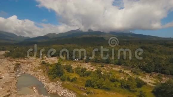 山区的热带森林菲律宾Camiguin岛视频的预览图