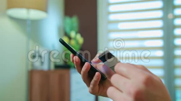 男性手使用手机网上银行视频的预览图