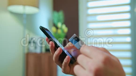 男性手使用手机网上银行视频的预览图