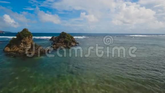 带有岩石和波浪的海景菲律宾卡坦杜内斯视频的预览图