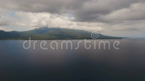 鸟瞰热带岛屿上美丽的海岸线菲律宾Camiguin岛视频的预览图