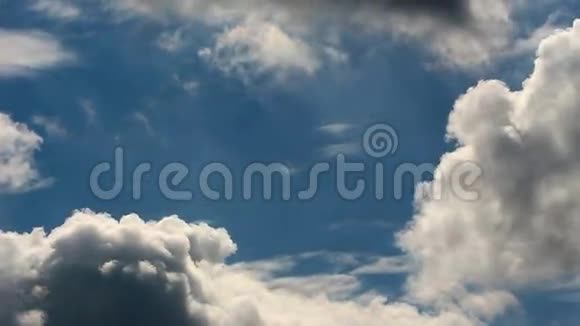 阳光下的天空和云彩视频的预览图