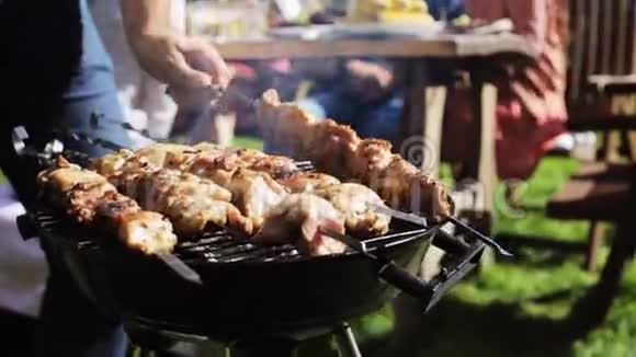 男子烧烤架烧肉夏季聚会视频的预览图