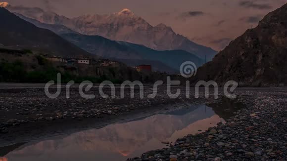 尼泊尔喜马拉雅山卡格贝尼河流视频的预览图