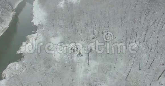 乌拉尔森林岩石山河空中景观视频的预览图